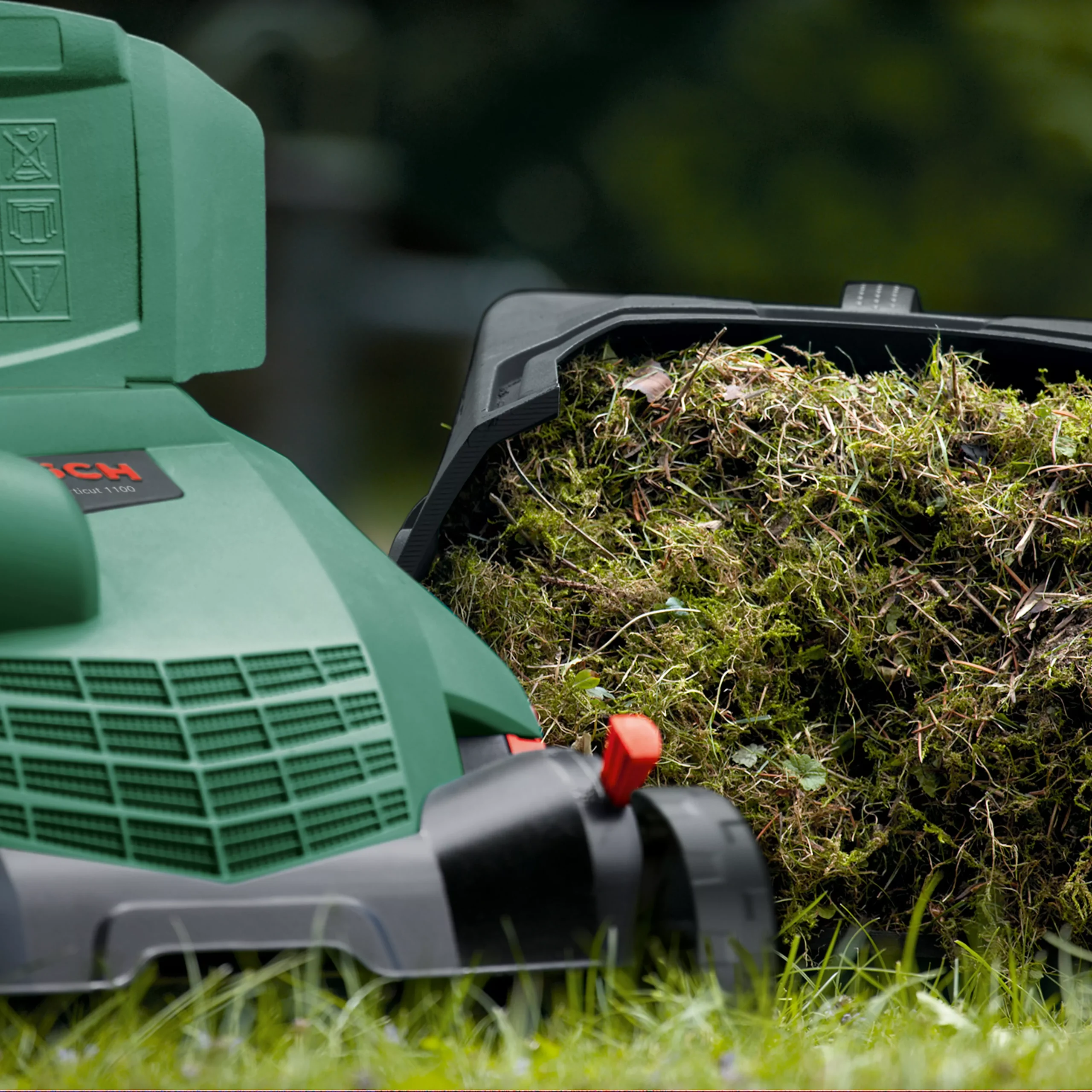 Bosch Power For All UniversalVerticut 1100 320mm Corded Raker & Scarifier 5 Bosch Power For All UniversalVerticut 1100 320mm Corded Raker & Scarifier - Image 5