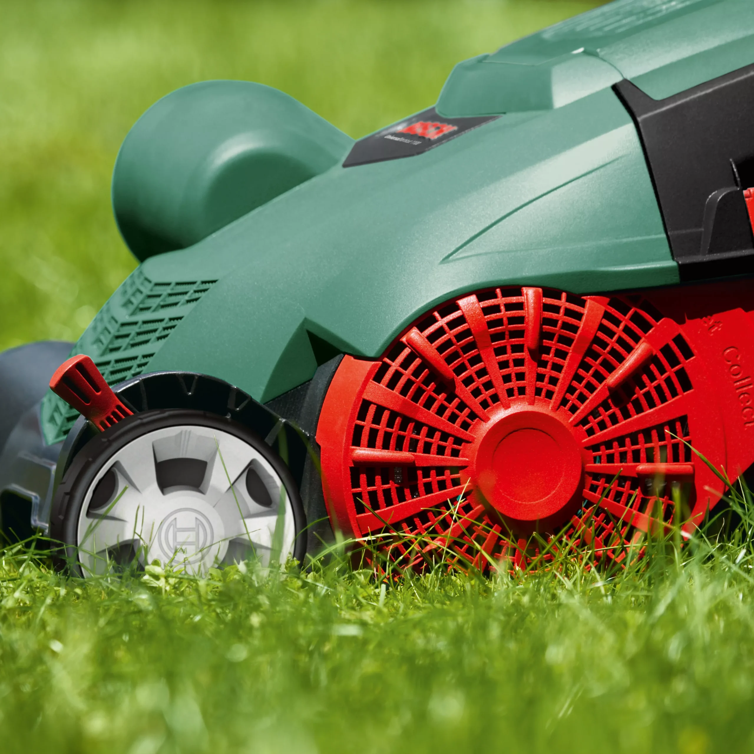 Bosch Power For All UniversalVerticut 1100 320mm Corded Raker & Scarifier 4 Bosch Power For All UniversalVerticut 1100 320mm Corded Raker & Scarifier - Image 4