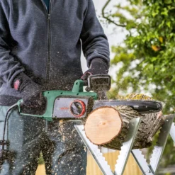 Bosch UniversalChain35 1.8W Mains Fed Corded 350mm Chainsaw 11 Bosch UniversalChain35 1.8W Mains Fed Corded 350mm Chainsaw -Hozelock Shop bosch universalchain35 1 8w mains fed corded 350mm chainsaw4059952608167 06i bq