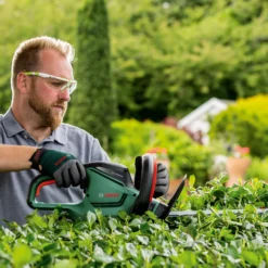 Bosch UniversalHedgeCut 60 480W 116cm Corded Hedge Trimmer -Hozelock Shop bosch universalhedgecut 60 480w 116cm corded hedge trimmer4059952614717 06i bq