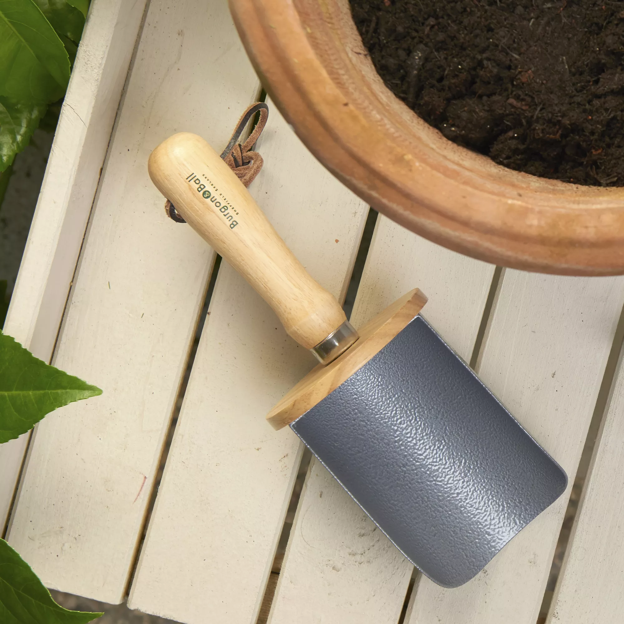 Burgon & Ball Steel Soil Scoop 2 Burgon & Ball Steel Soil Scoop - Image 2