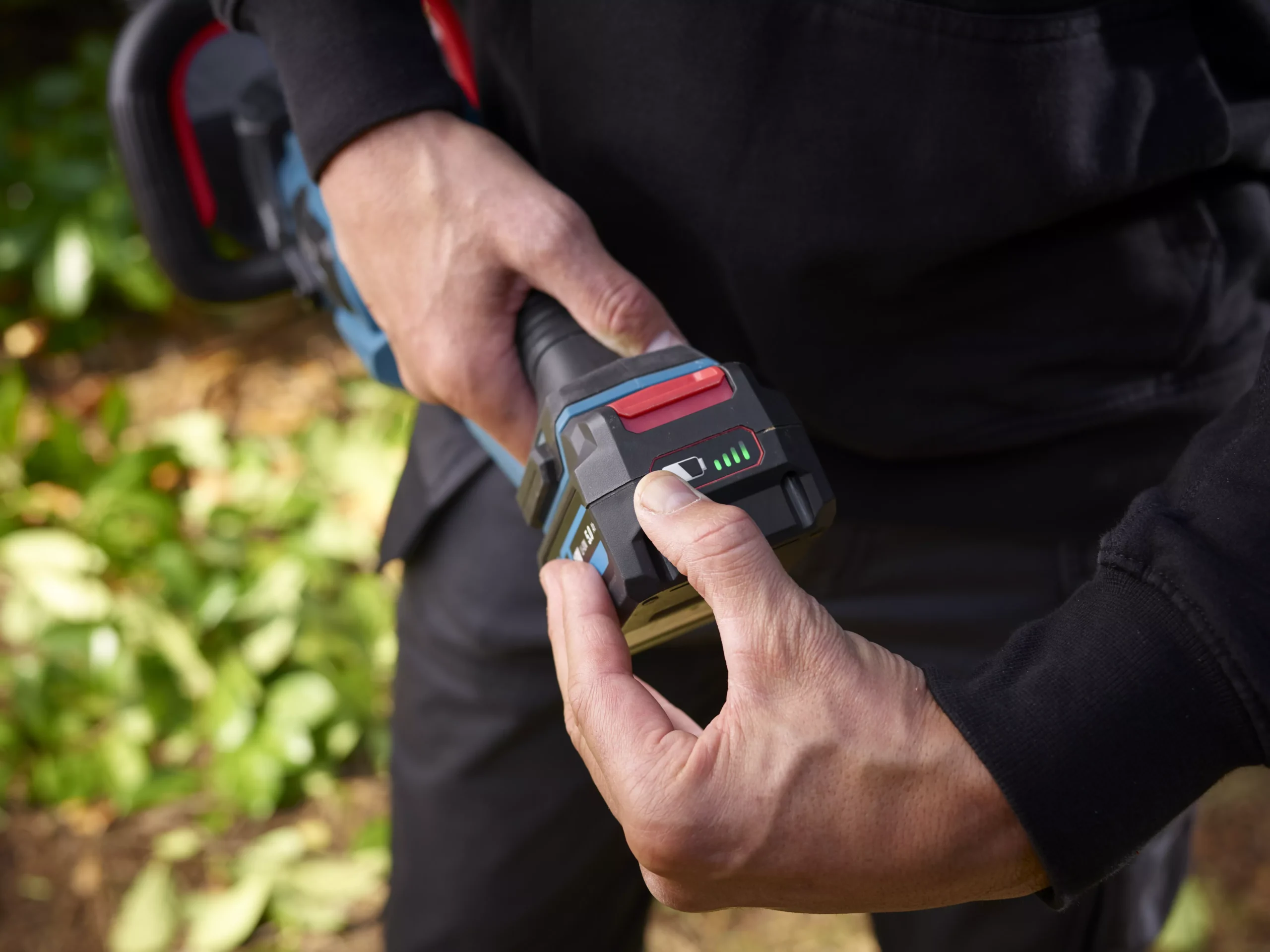 Erbauer 18V 550mm EHT18-Li - KIT Cordless Hedge Trimmer 6 Erbauer 18V 550mm EHT18-Li - KIT Cordless Hedge Trimmer - Image 6