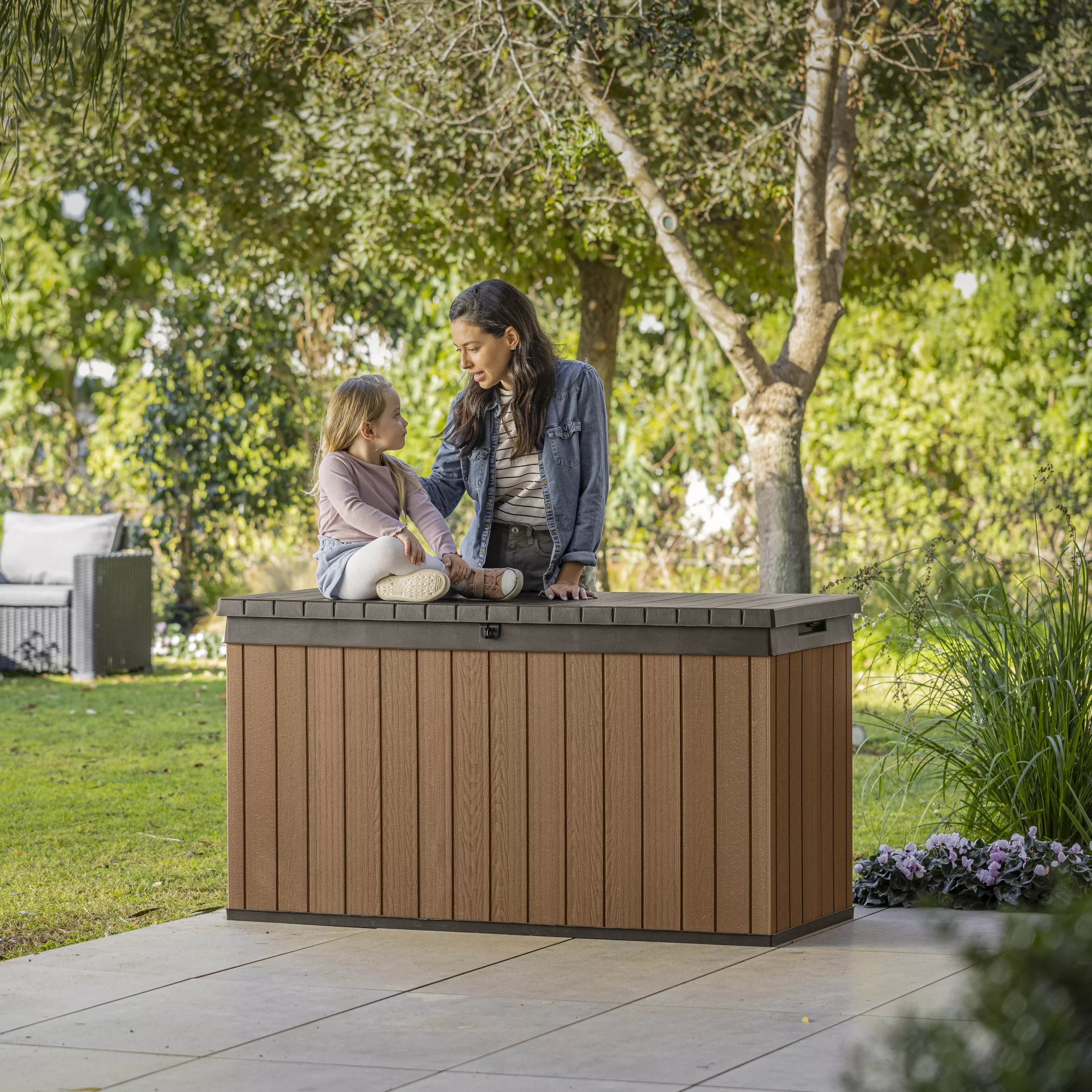 Keter Darwin Wood Effect 5x2 Garden Storage Bench Box 570L 2 Keter Darwin Wood Effect 5x2 Garden Storage Bench Box 570L - Image 2