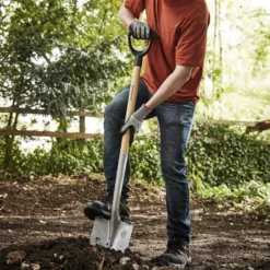 Magnusson Wooden Pointed Digging Spade -Hozelock Shop magnusson wooden pointed digging spade5059340086675 01i